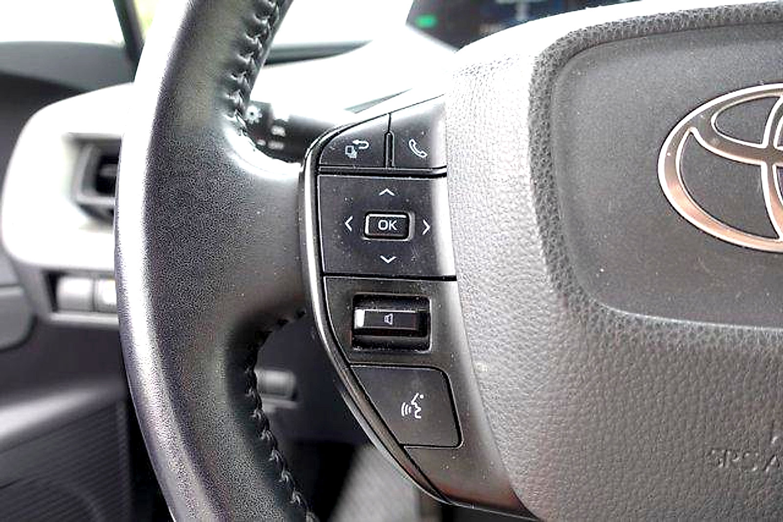 Used 2024 Toyota Prius LE FWD image 14