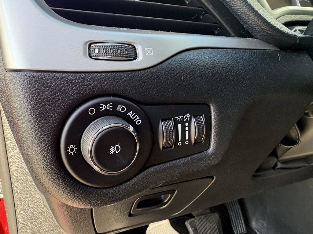 Used 2015 Jeep Cherokee Limited image 14