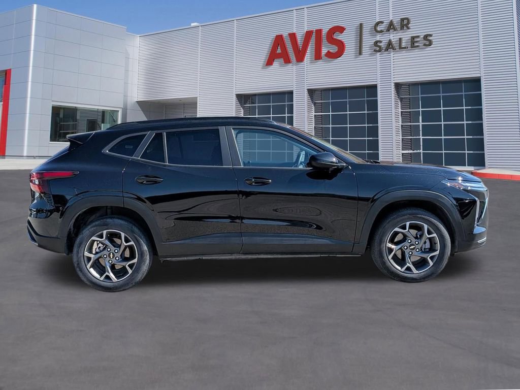 Used 2025 Chevrolet Trax LT w/ LT Convenience Package image 5