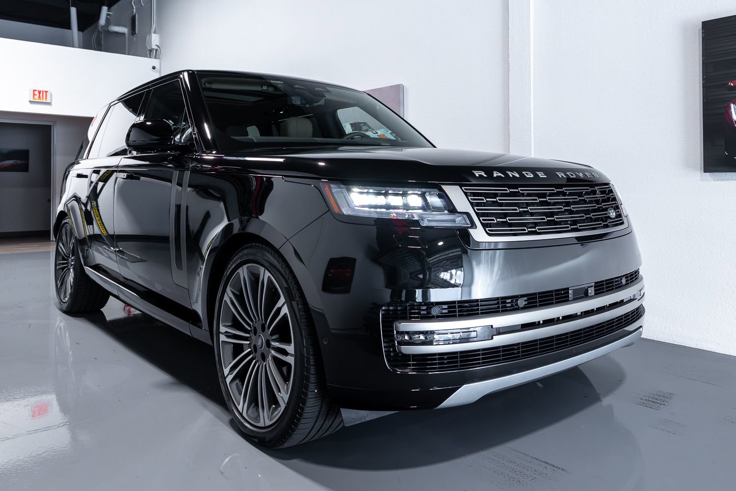 Used 2024 Land Rover Range Rover Long Wheelbase SE image 5