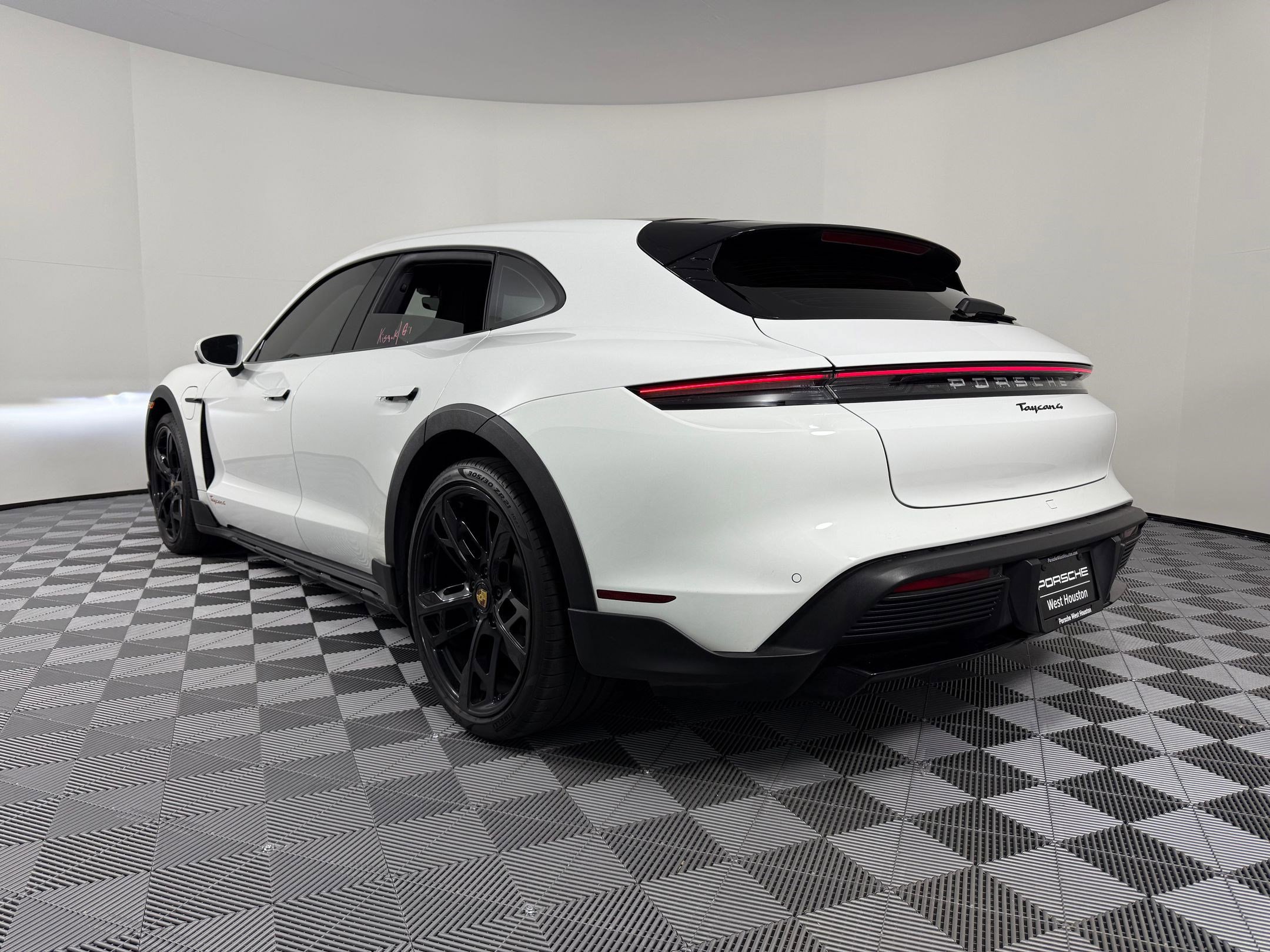 Used 2022 Porsche Taycan 4 Cross Turismo image 3
