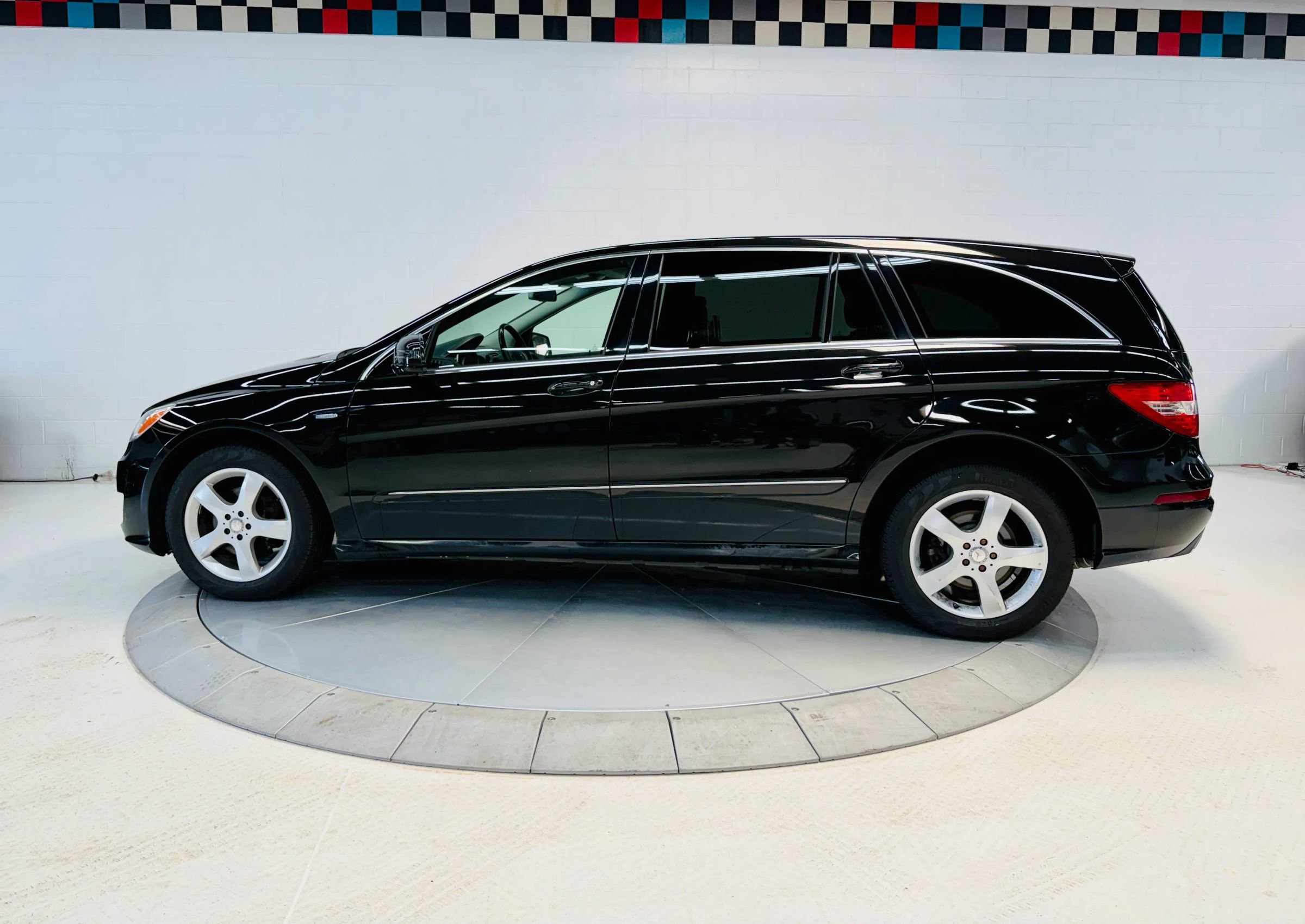 Used 2012 Mercedes-Benz R 350 4MATIC image 2