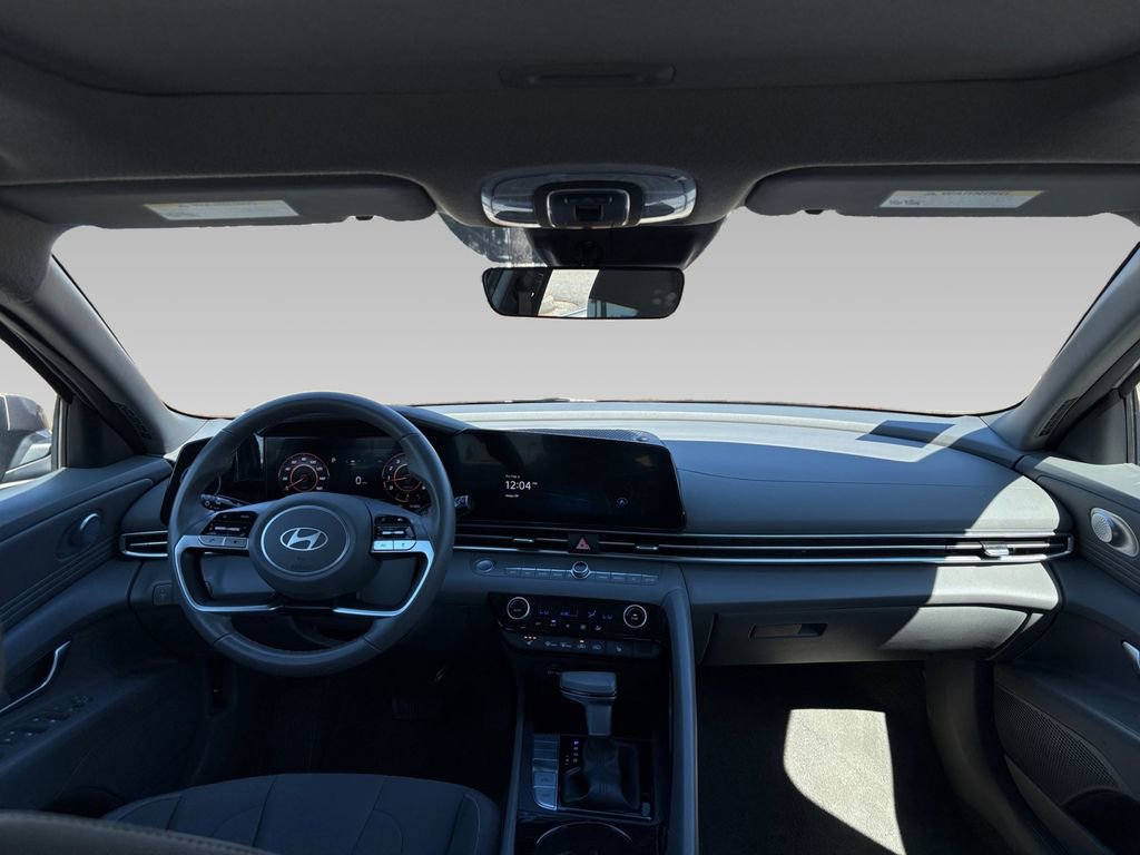 Used 2025 Hyundai Elantra SEL image 3