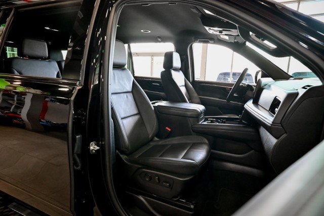 Used 2025 Chevrolet Suburban Z71 image 33