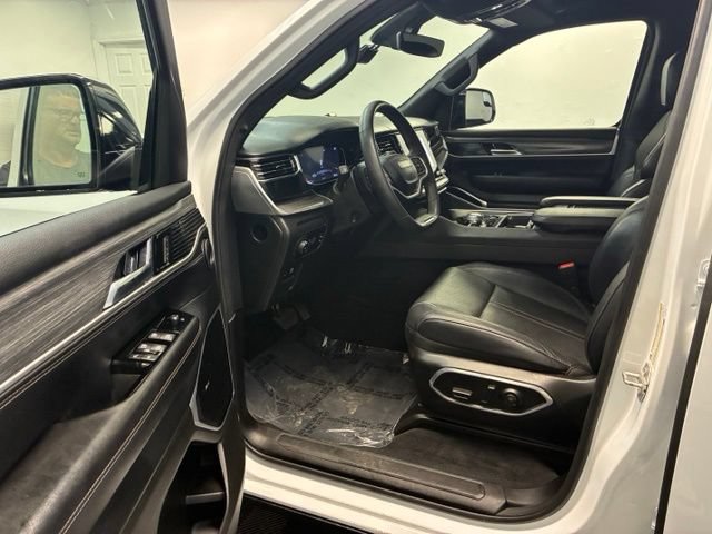 Used 2023 Jeep Wagoneer L Series III w/ Premium Group I AWD/4WD image 10