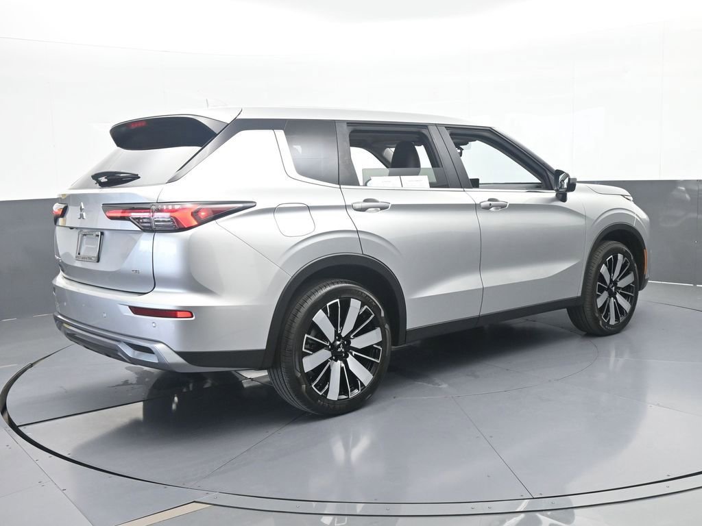 Used 2025 Mitsubishi Outlander SE FWD image 6