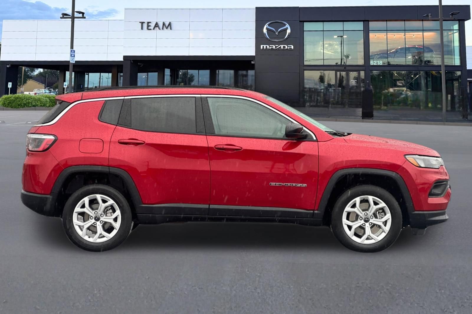 Used 2025 Jeep Compass Latitude image 3