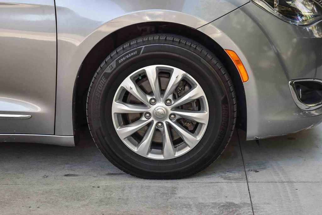 Used 2018 Chrysler Pacifica Touring-L image 10