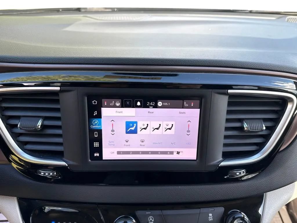 Used 2023 Chrysler Voyager LX FWD image 21