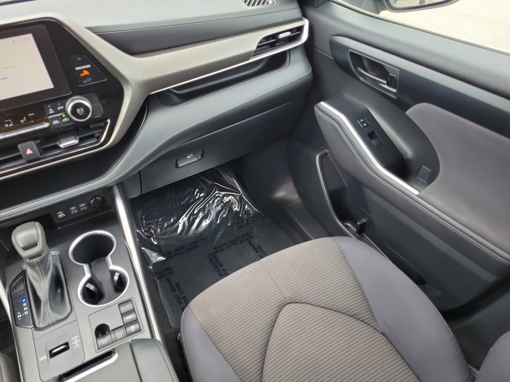 Used 2023 Toyota Highlander LE image 15