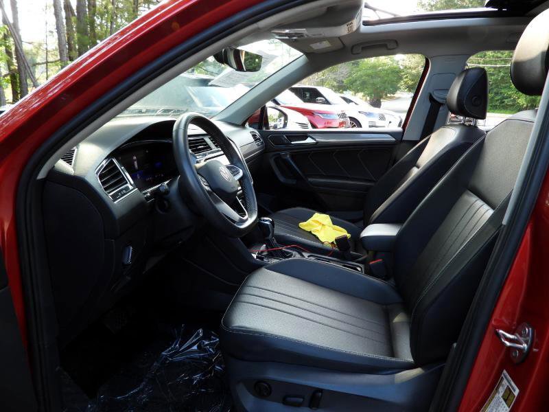 Used 2023 Volkswagen Tiguan SE w/ Panoramic Sunroof Package image 38