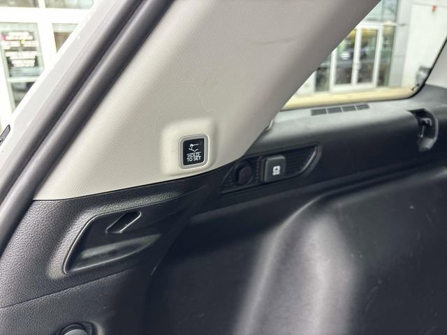 Used 2023 Jeep Grand Cherokee Limited w/ Black Appearance Package AWD/4WD image 15