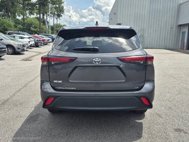 Used 2024 Toyota Highlander LE FWD image 3