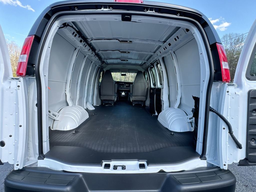 New 2026 Chevrolet Express 2500 image 32