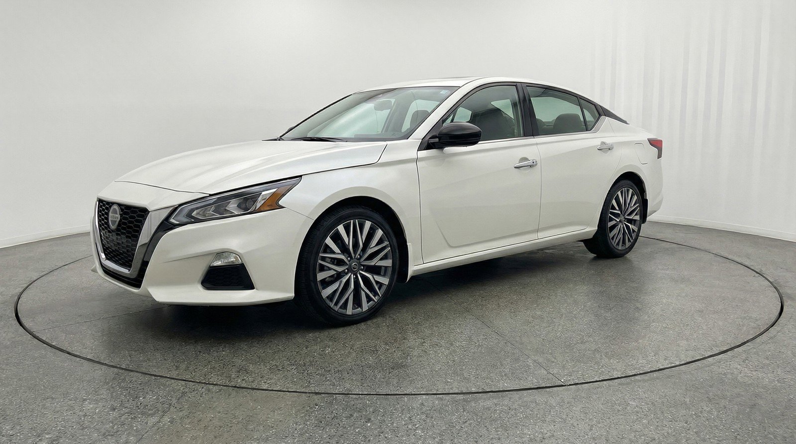 Used 2025 Nissan Altima 2.5 SV FWD image 3