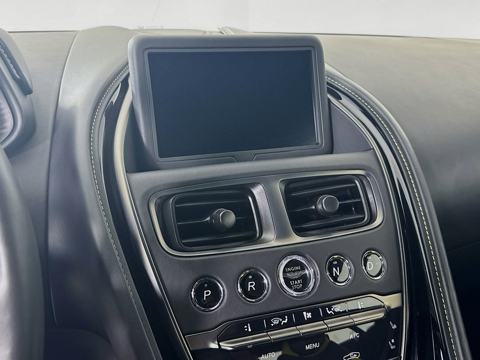 Used 2022 Aston Martin DB11 Coupe image 13