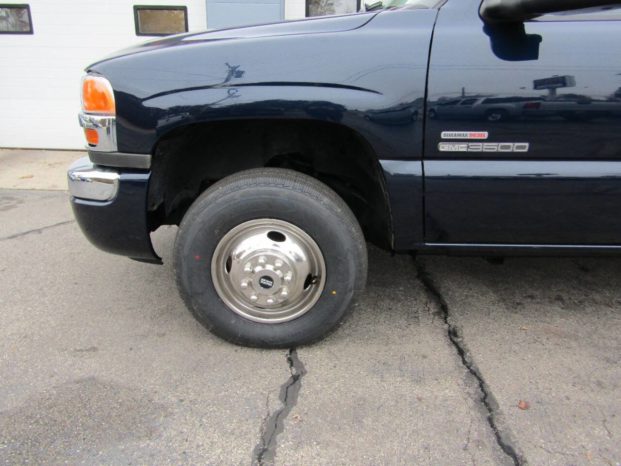 Used 2005 GMC Sierra 3500 SLT w/ Heavy-Duty Power Package image 2