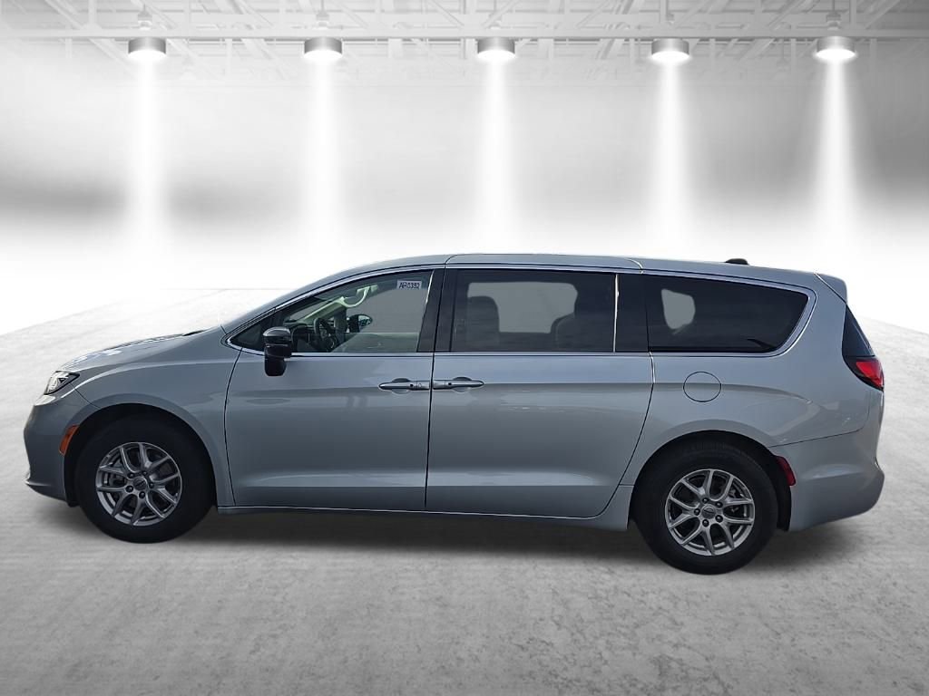 Used 2024 Chrysler Pacifica Touring-L image 5