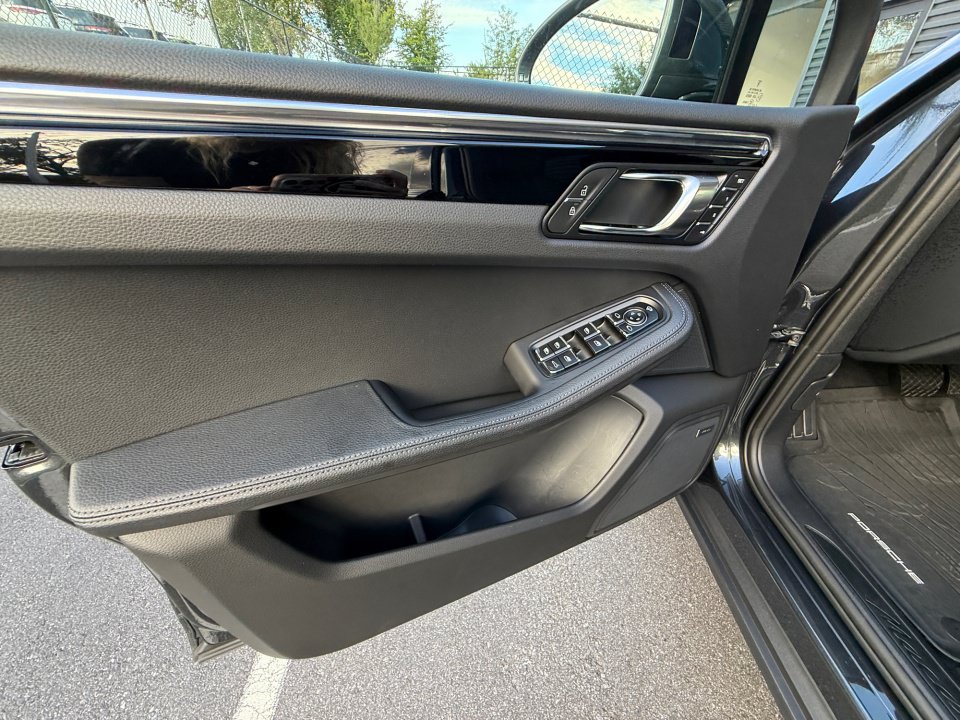 Certified 2026 Porsche Macan Turbo AWD/4WD image 21