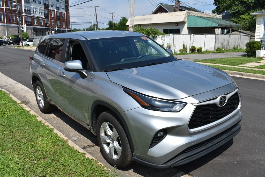 Used 2025 Toyota Highlander LE FWD image 4