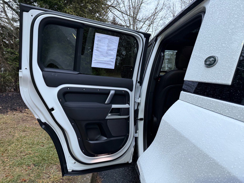 Used 2023 Land Rover Defender 110 X-Dynamic SE image 16