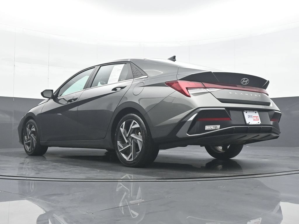 Used 2025 Hyundai Elantra SEL FWD image 28