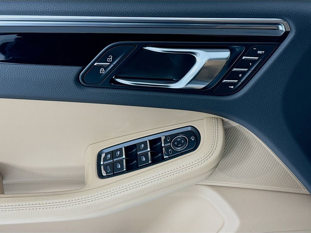 Certified 2025 Porsche Macan image 11