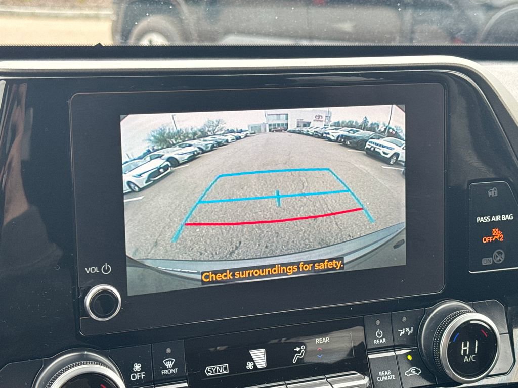 Used 2023 Toyota Highlander LE AWD/4WD image 25
