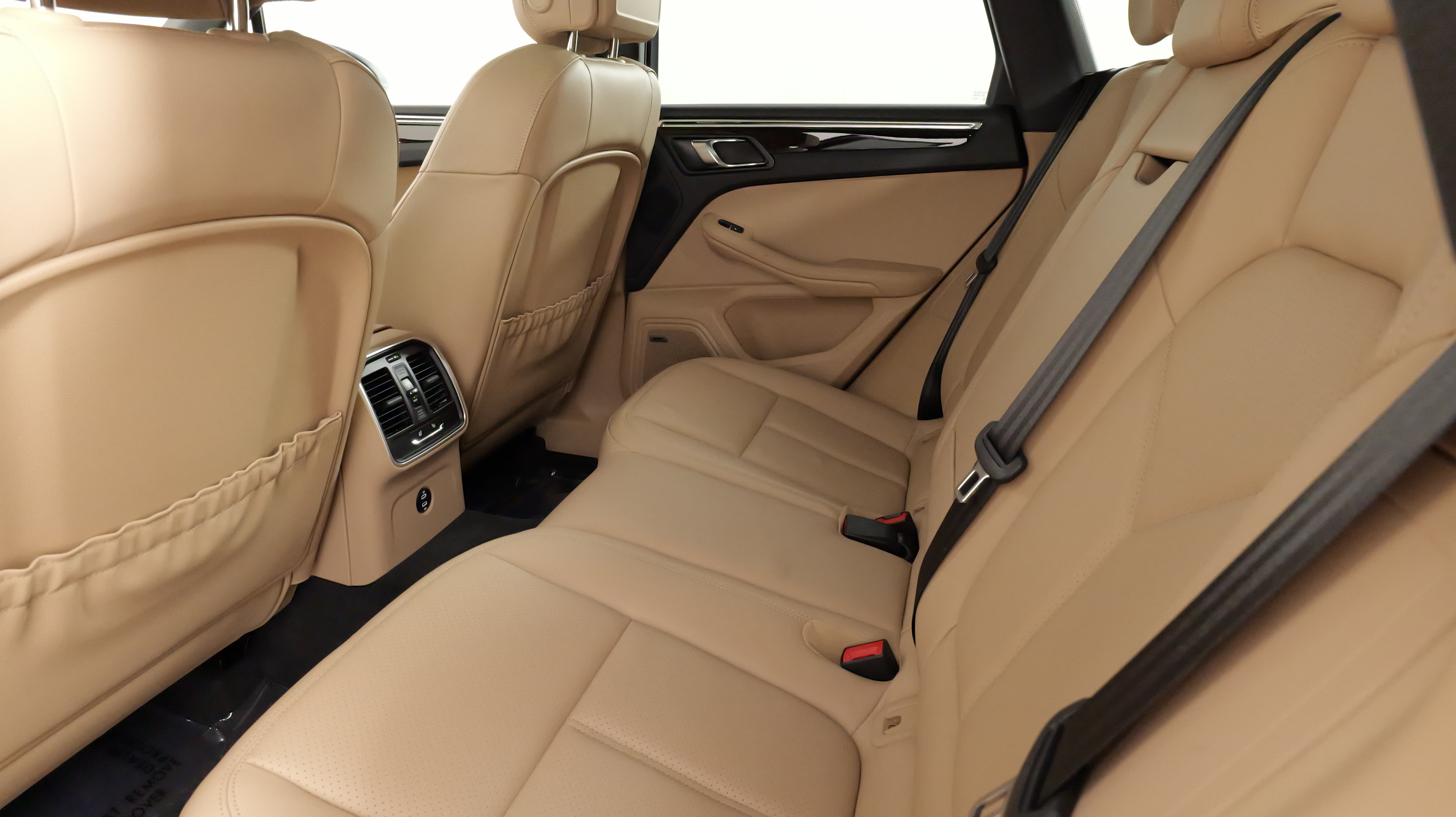Used 2025 Porsche Macan AWD/4WD image 35