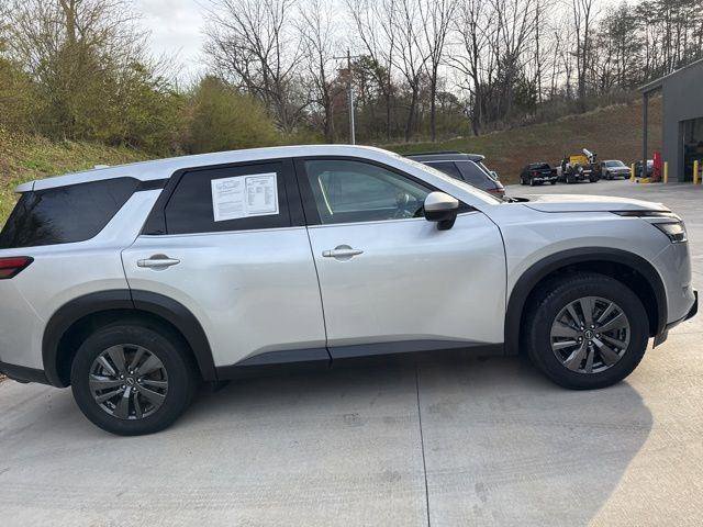 Used 2022 Nissan Pathfinder S image 4