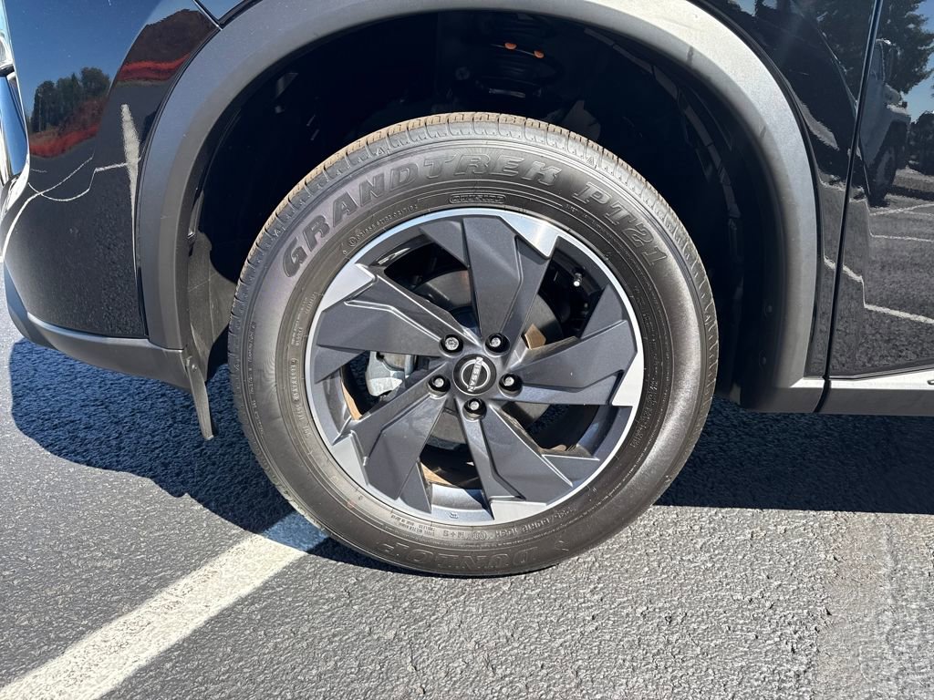 Used 2025 Nissan Rogue SV image 32