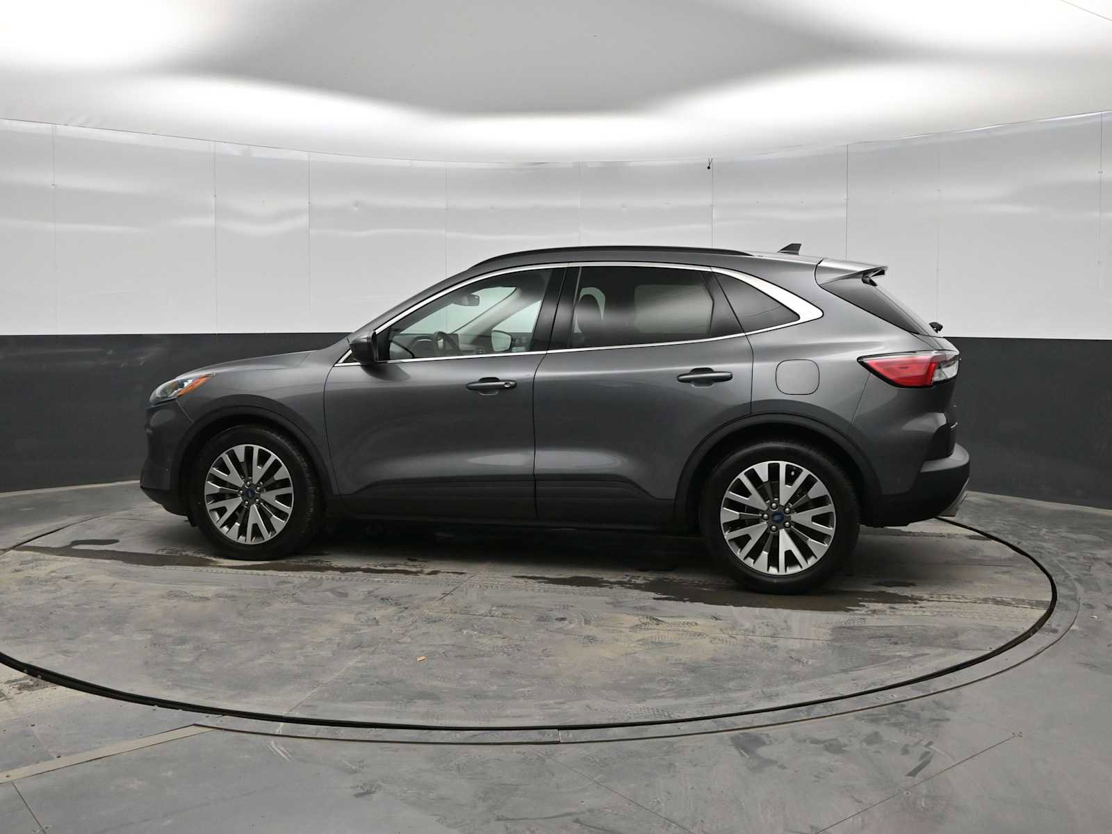 Used 2021 Ford Escape Titanium image 4