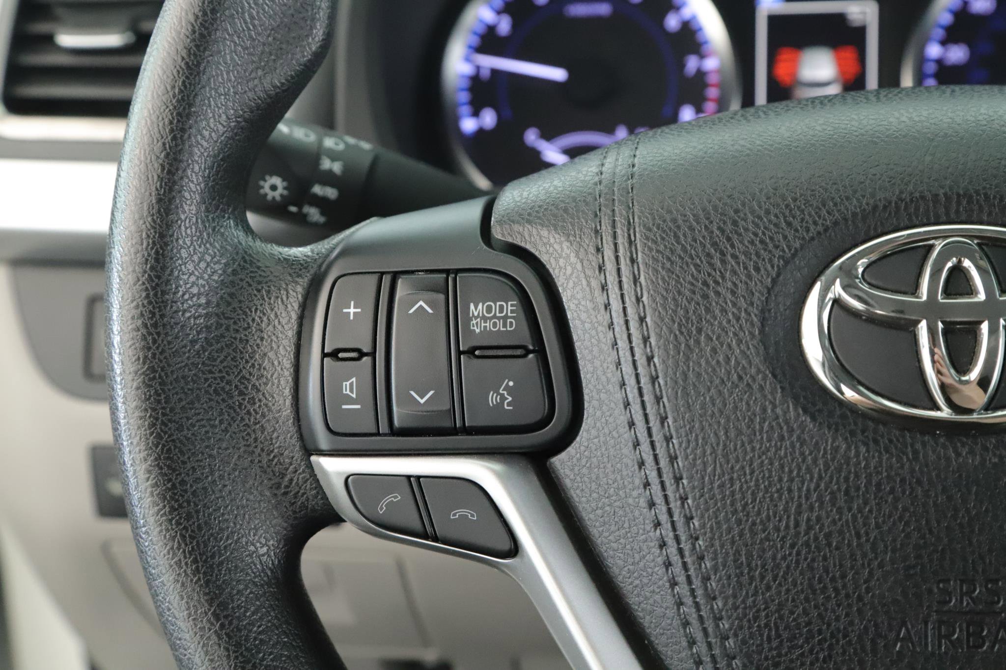 Used 2018 Toyota Highlander LE AWD/4WD image 9