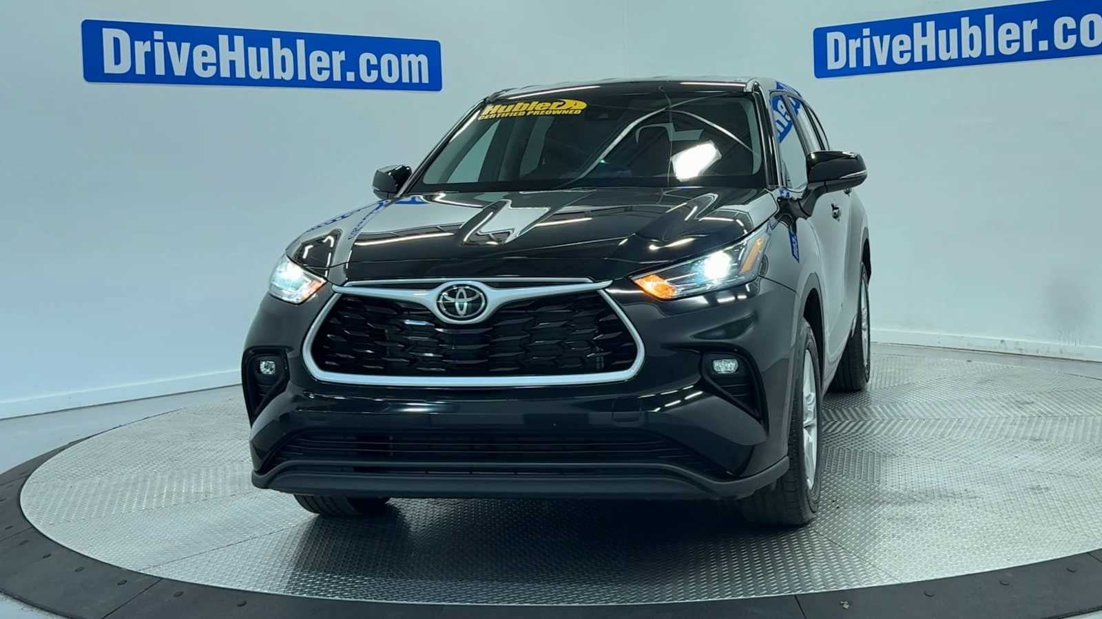 Used 2025 Toyota Highlander LE FWD image 3
