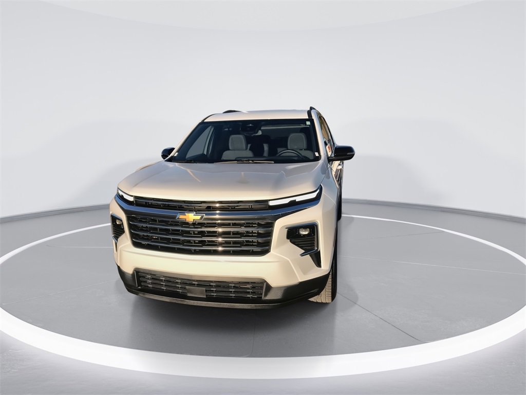 Used 2025 Chevrolet Traverse LT image 3