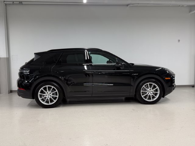 Certified 2025 Porsche Cayenne E-Hybrid w/ Premium Package Plus AWD/4WD image 11