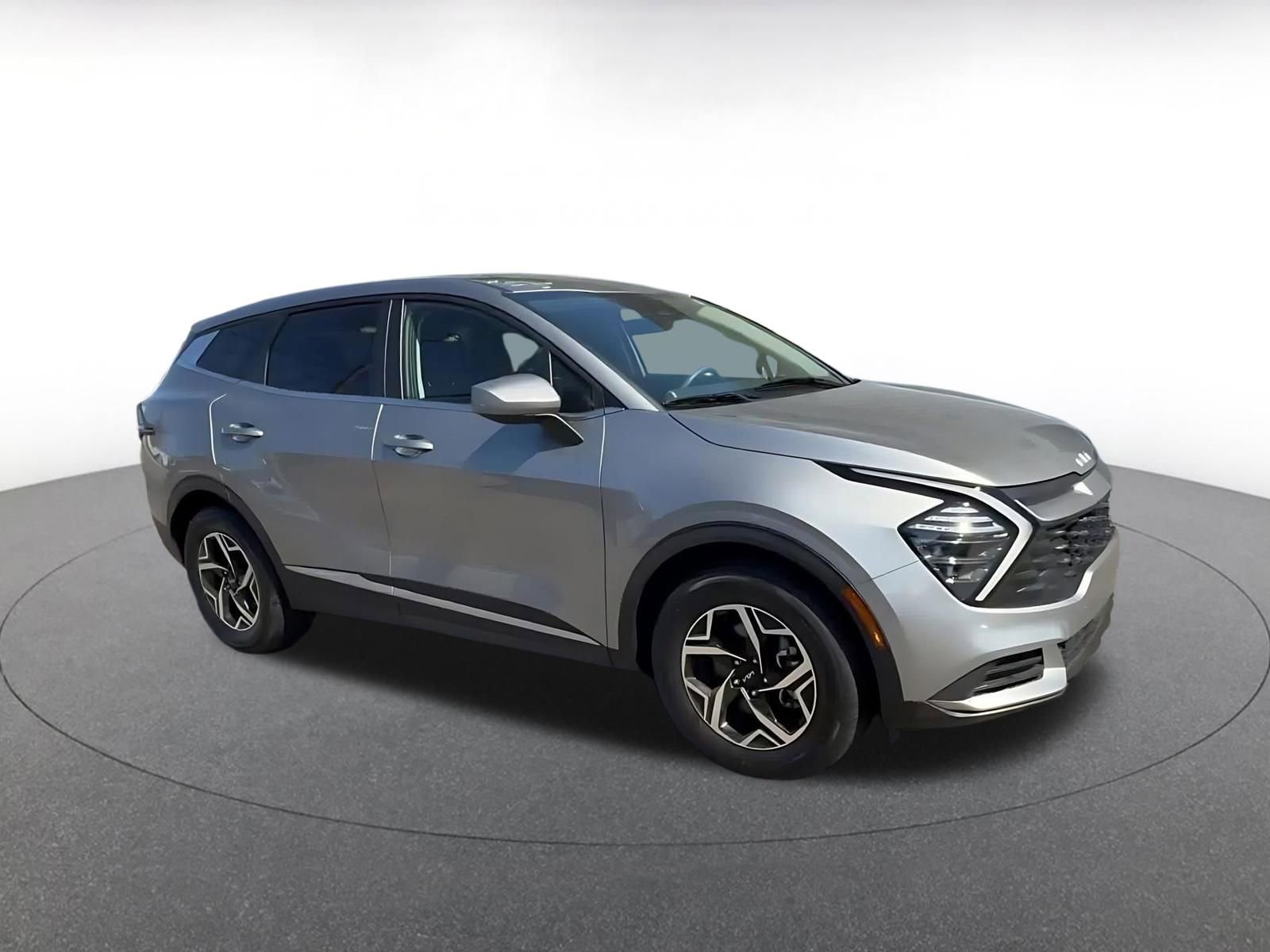 Used 2025 Kia Sportage LX image 2