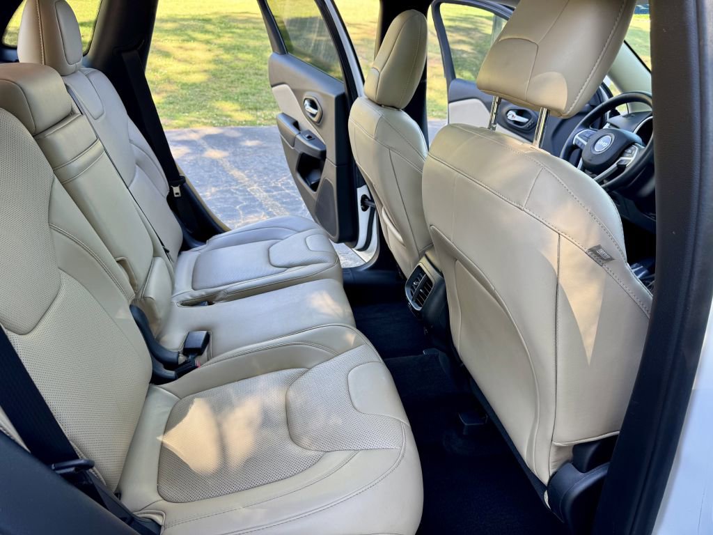 Used 2015 Jeep Cherokee Limited w/ Luxury Group FWD image 9