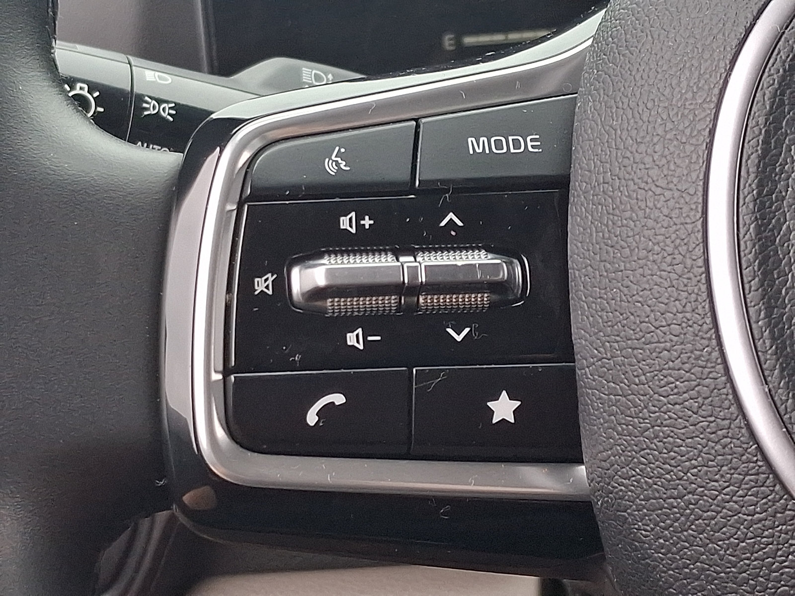 Used 2025 Kia Carnival FWD image 23
