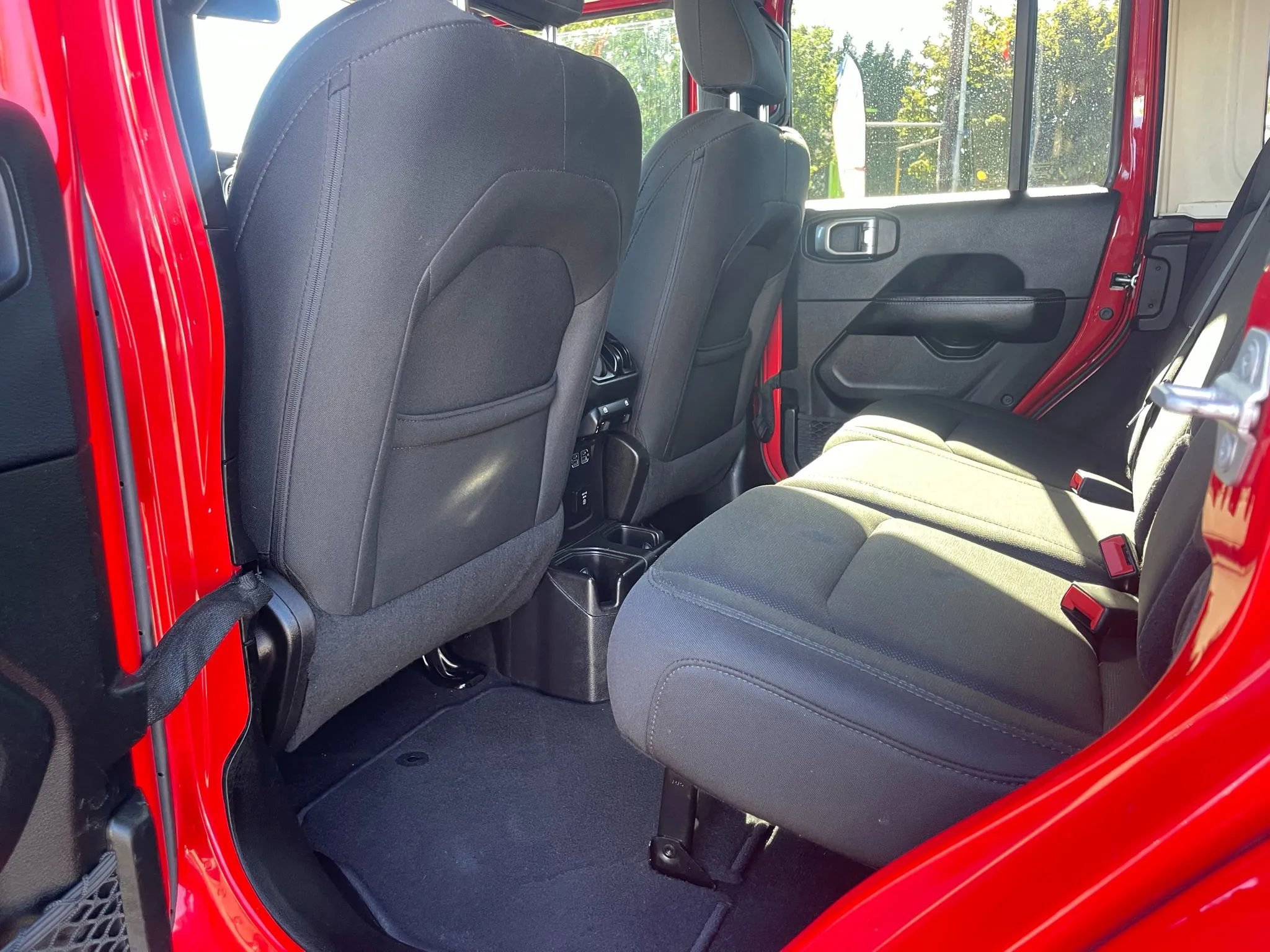 Used 2019 Jeep Wrangler Unlimited Sahara AWD/4WD image 9