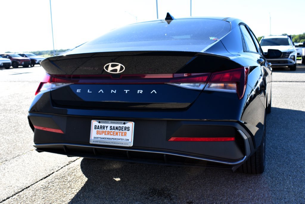 New 2026 Hyundai Elantra SEL Sport FWD image 11