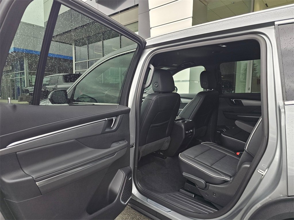 Used 2025 Buick Enclave Preferred w/ Power Package image 17