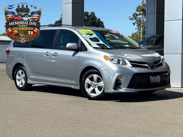 Used 2018 Toyota Sienna LE w/ Carpet Mat Package FWD image 1