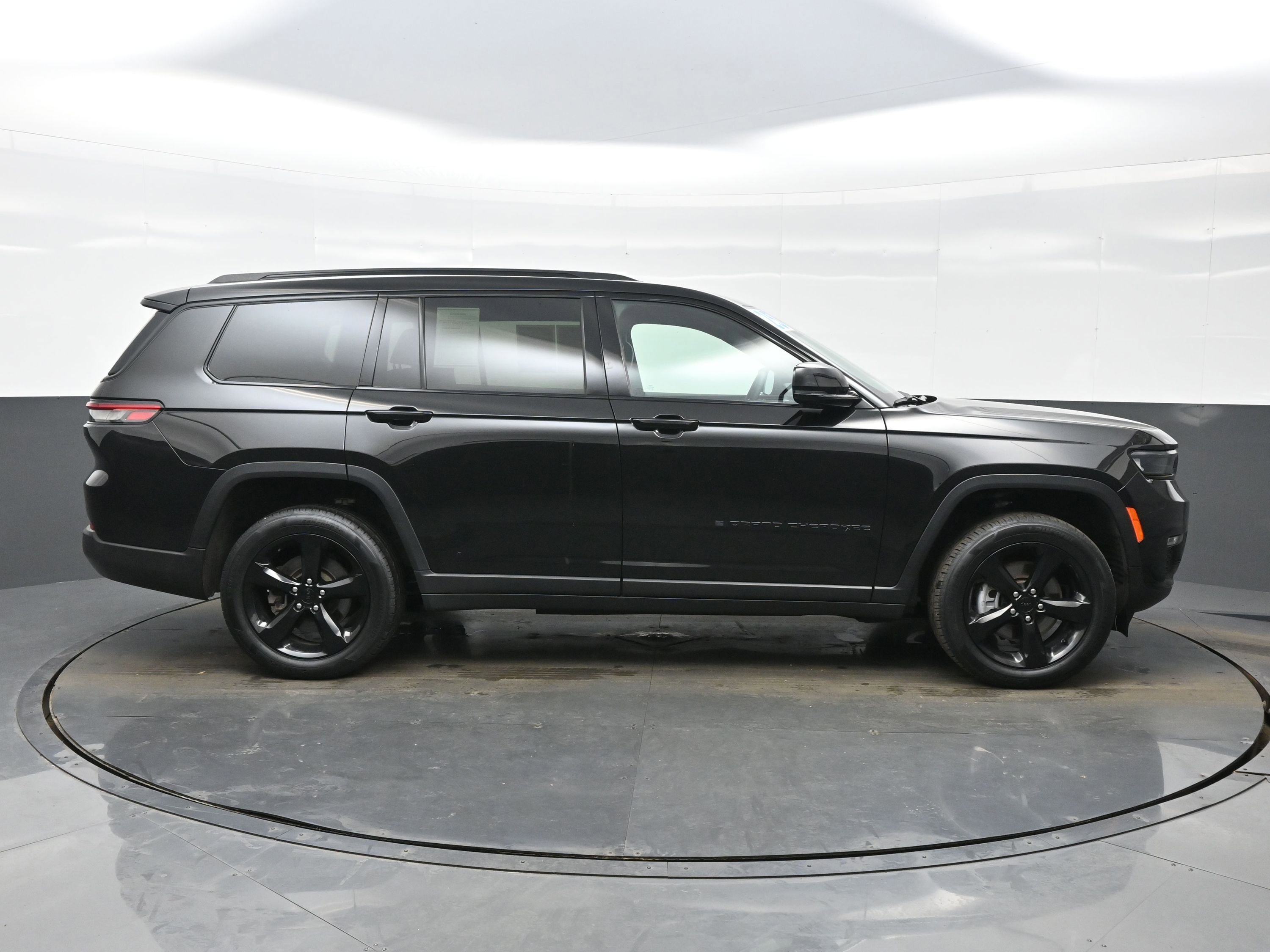 Used 2025 Jeep Grand Cherokee L Limited w/ Black Appearance Package image 7