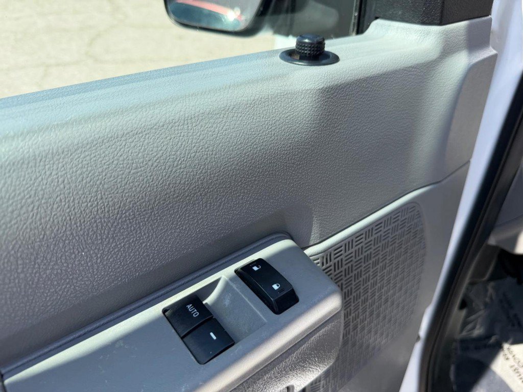 Used 2009 Ford E-350 and Econoline 350 Super Duty Wagon RWD image 31