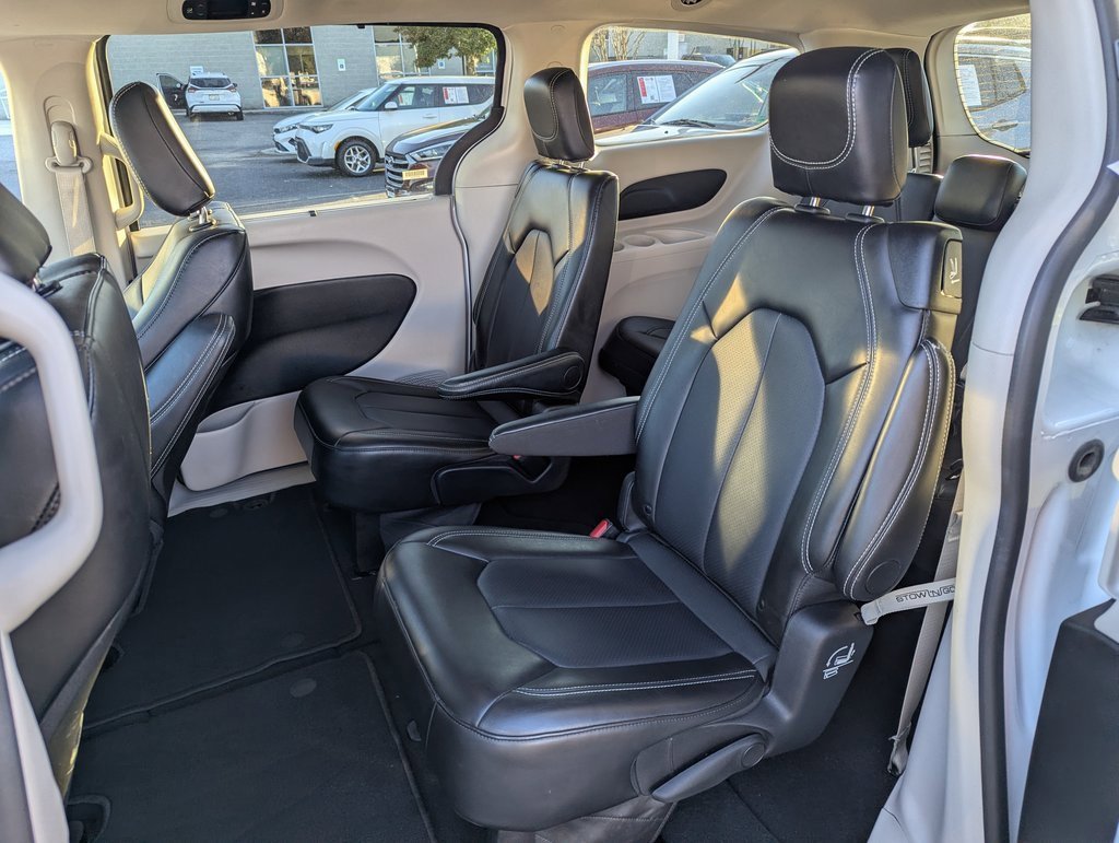 Used 2024 Chrysler Pacifica Touring-L image 15