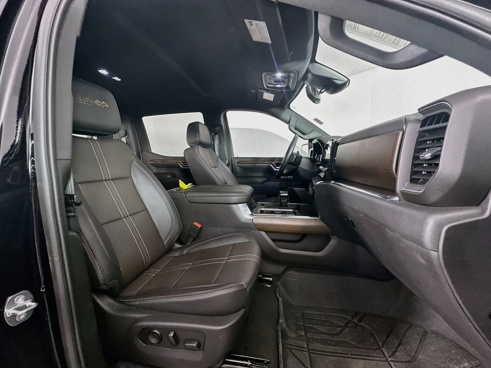 Used 2024 Chevrolet Silverado 1500 High Country w/ Technology Package AWD/4WD image 30