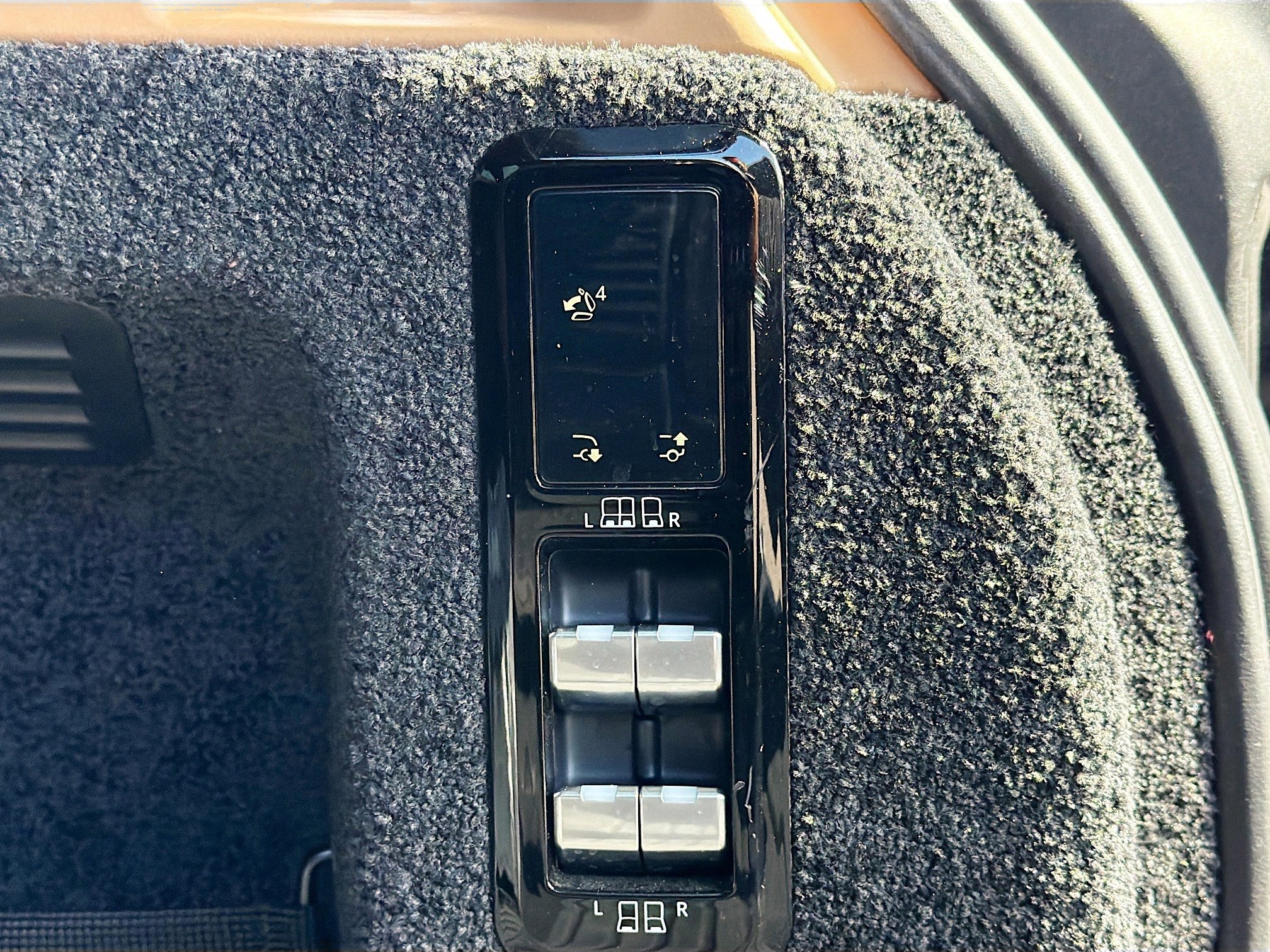 Used 2023 Land Rover Range Rover Long Wheelbase SE image 12