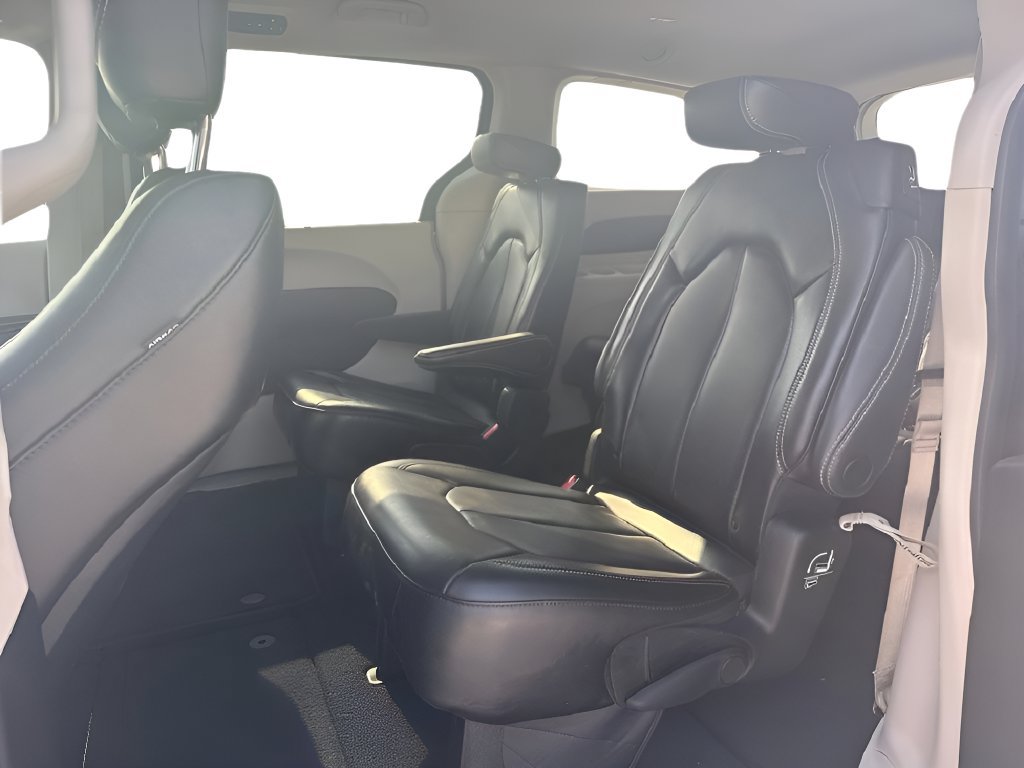 Used 2023 Chrysler Pacifica Touring-L FWD image 23