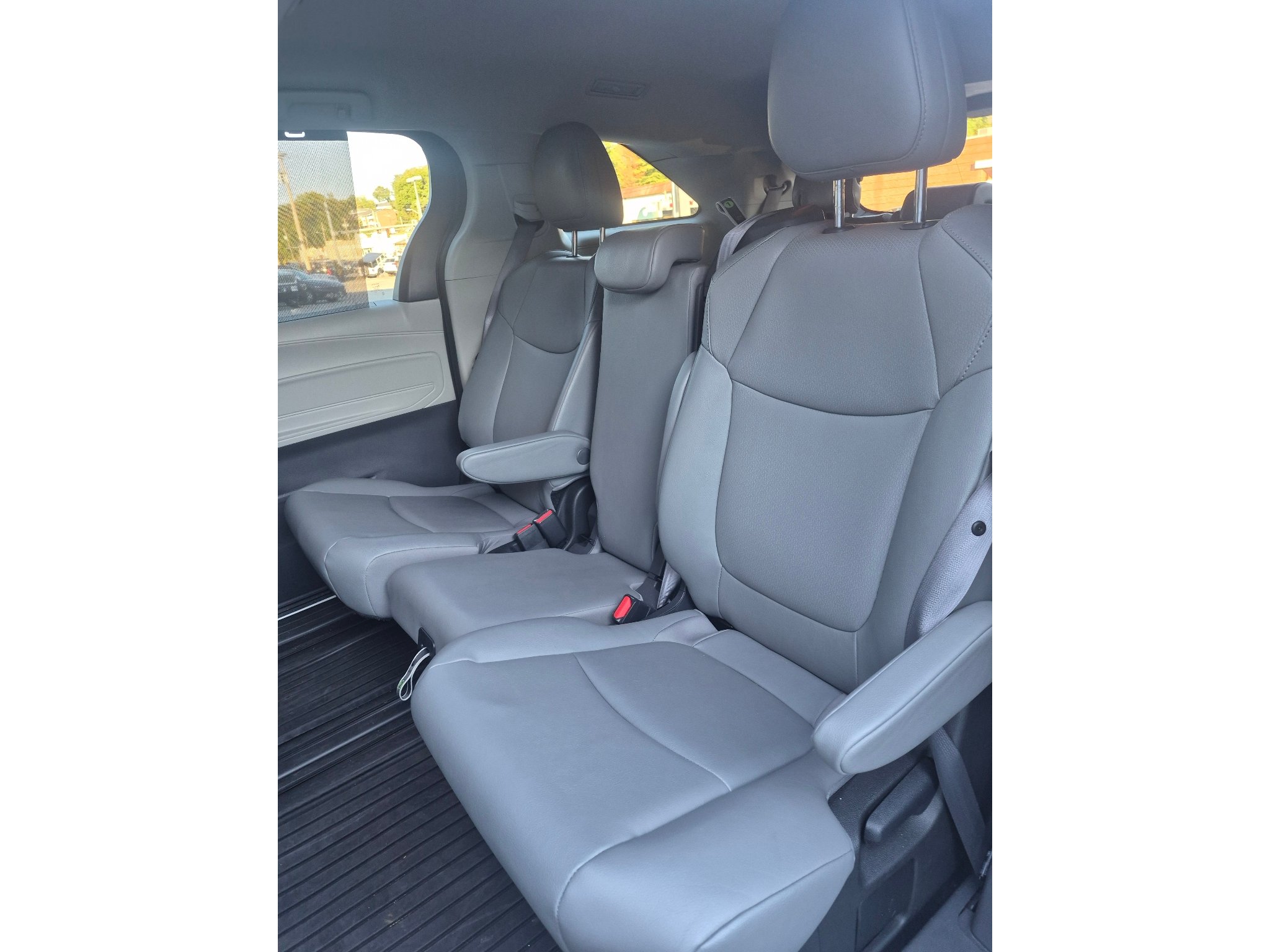 Used 2023 Toyota Sienna XLE FWD image 5